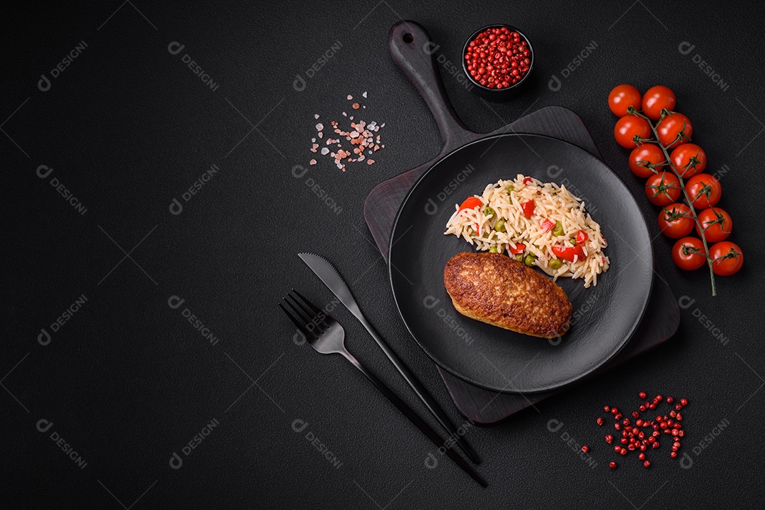 Deliciosas costeletas fritas ou almôndegas de peixe picado com especiarias e ervas sobre um fundo escuro de concreto