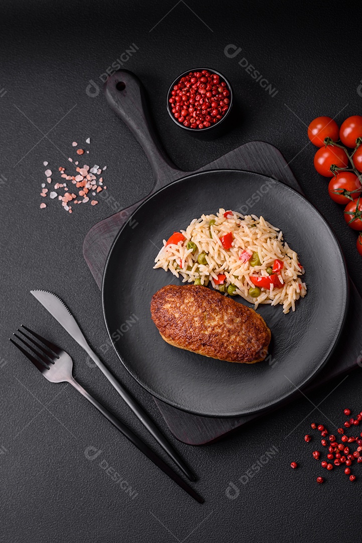 Deliciosas costeletas fritas ou almôndegas de peixe picado com especiarias e ervas sobre um fundo escuro de concreto