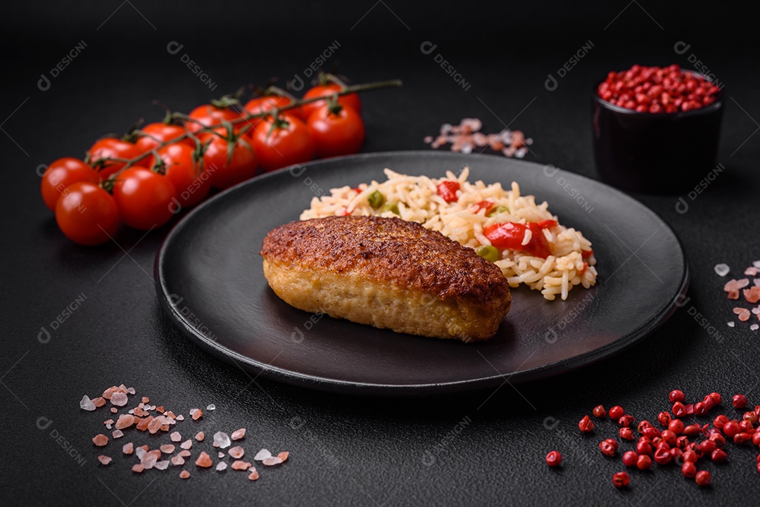 Deliciosas costeletas fritas ou almôndegas de peixe picado com especiarias e ervas sobre um fundo escuro de concreto