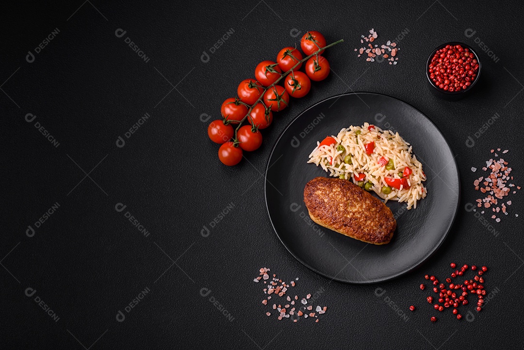 Deliciosas costeletas fritas ou almôndegas de peixe picado com especiarias e ervas sobre um fundo escuro de concreto