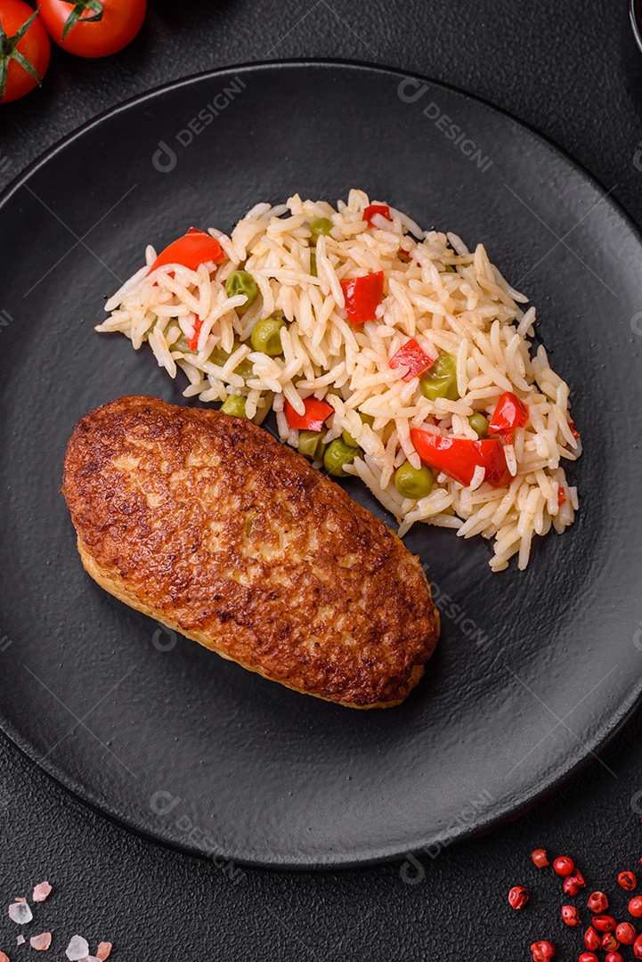 Deliciosas costeletas fritas ou almôndegas de peixe picado com especiarias e ervas sobre um fundo escuro de concreto
