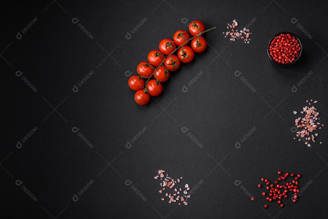 Delicioso prato composto por pedaços de frango cozido, brócolis e cenoura com especiarias e ervas sobre um fundo escuro de concreto