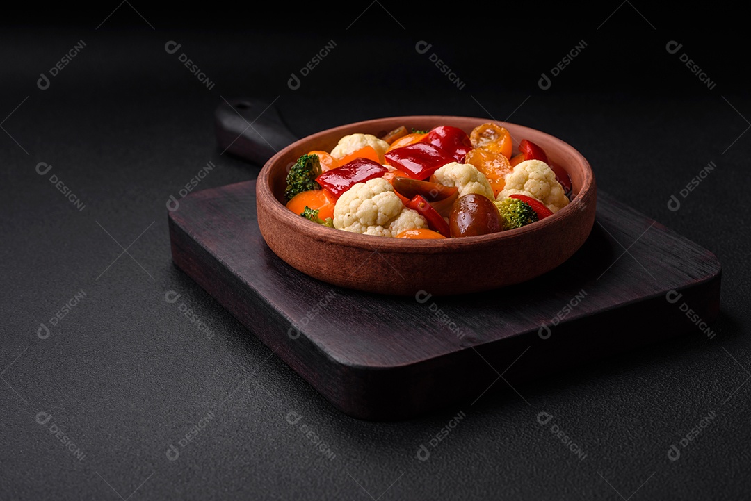 Prato de comida sobre uma mesa