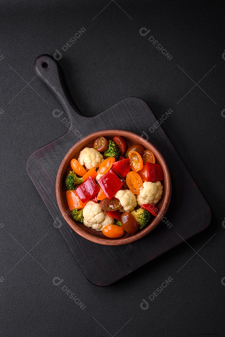 Prato de comida sobre uma mesa