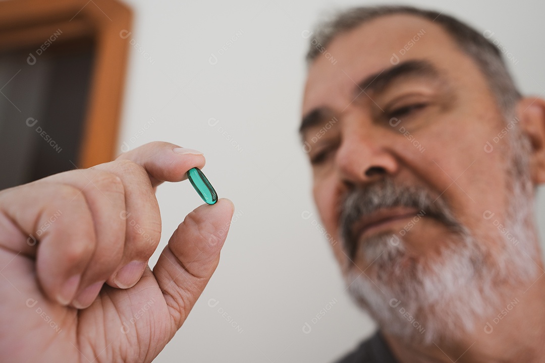 Homem empresário bem sucedido sobre fundo isolado