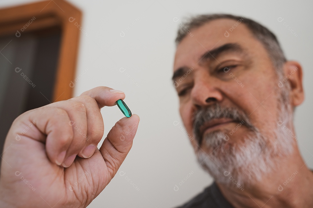 Homem empresário bem sucedido sobre fundo isolado