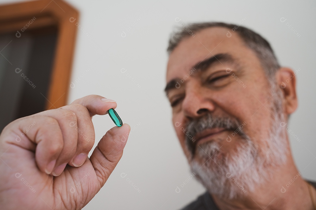 Homem empresário bem sucedido sobre fundo isolado