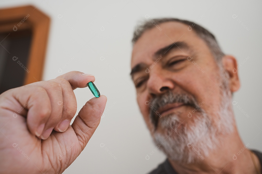 Homem empresário bem sucedido sobre fundo isolado