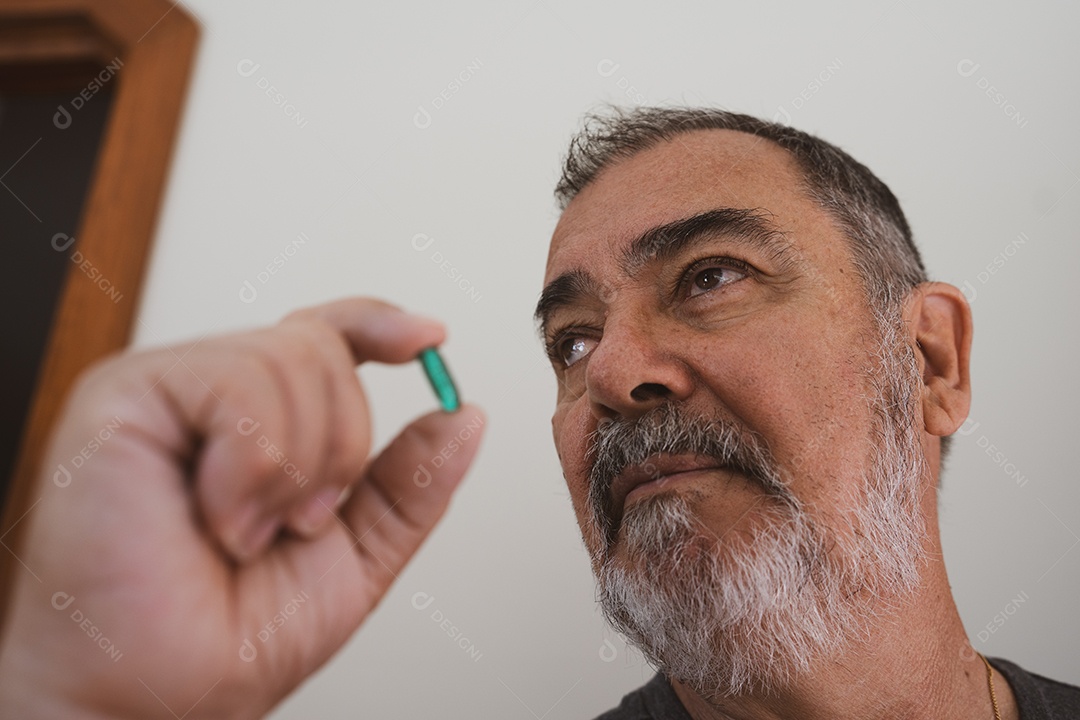 Homem empresário bem sucedido sobre fundo isolado