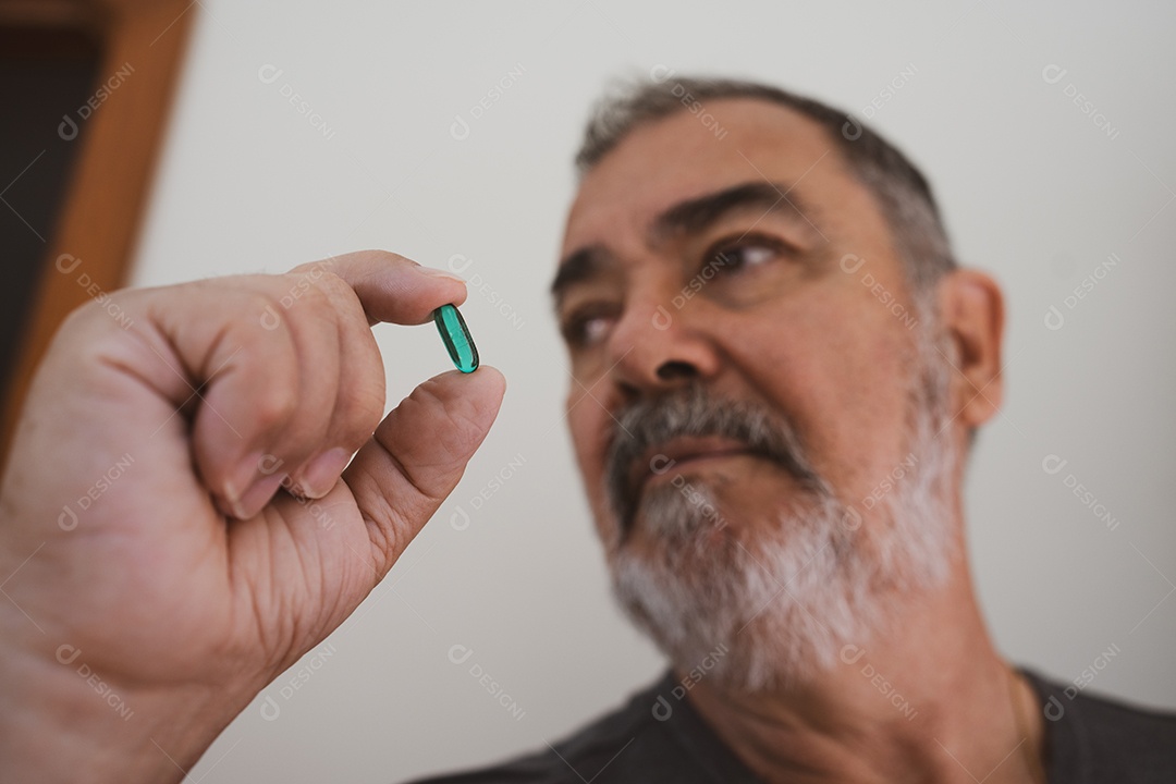 Homem empresário bem sucedido sobre fundo isolado