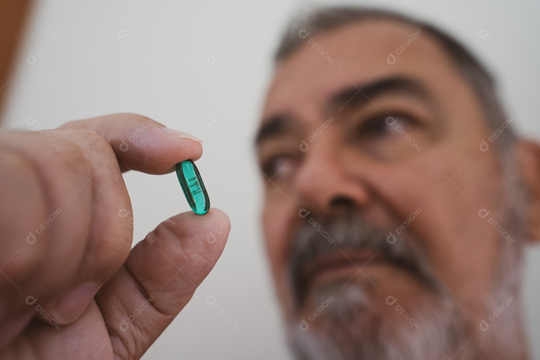 Homem empresário bem sucedido sobre fundo isolado