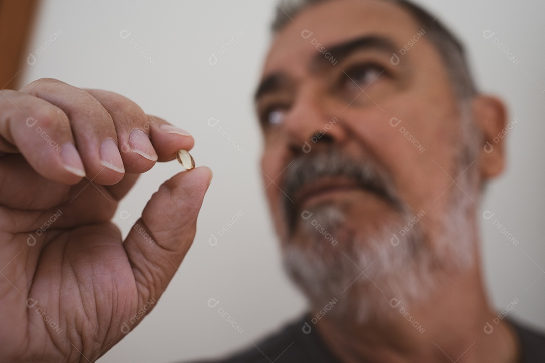 Homem empresário bem sucedido sobre fundo isolado