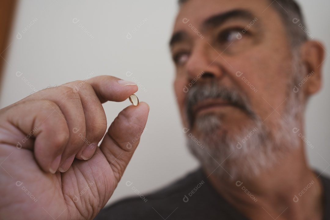 Homem empresário bem sucedido sobre fundo isolado