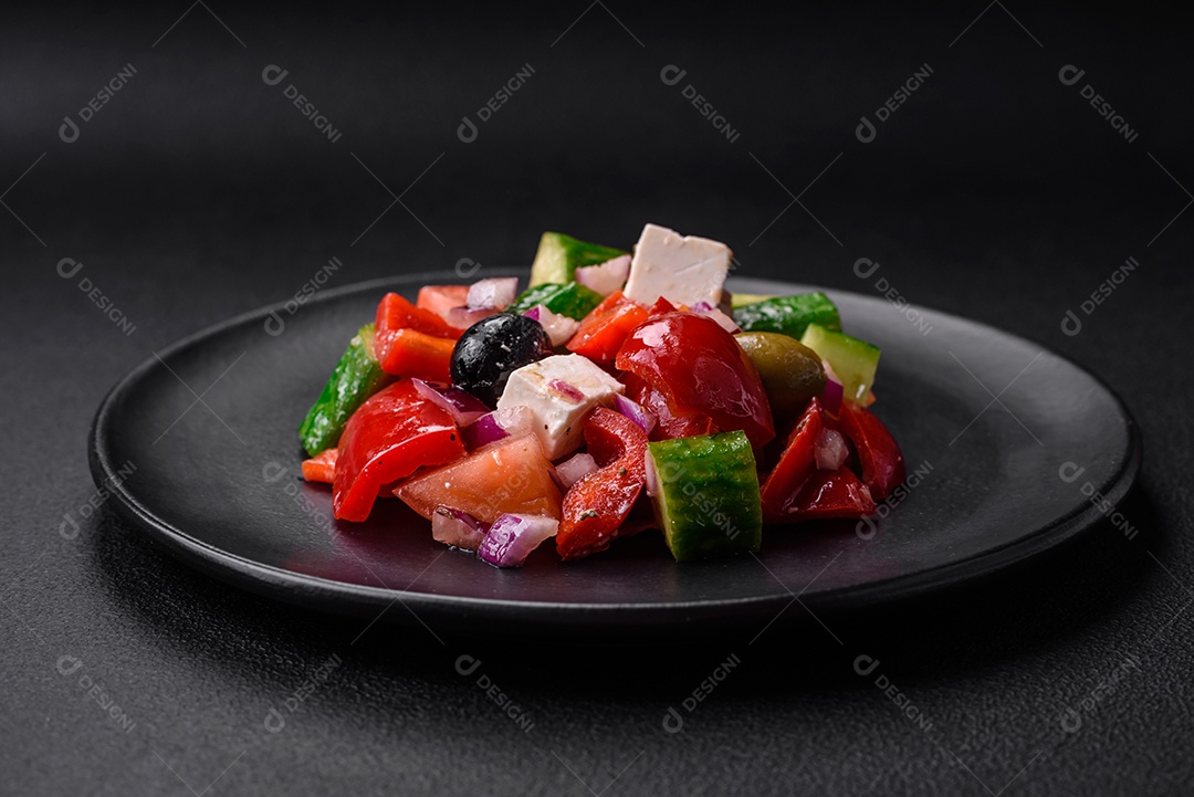 Prato de comida sobre uma mesa