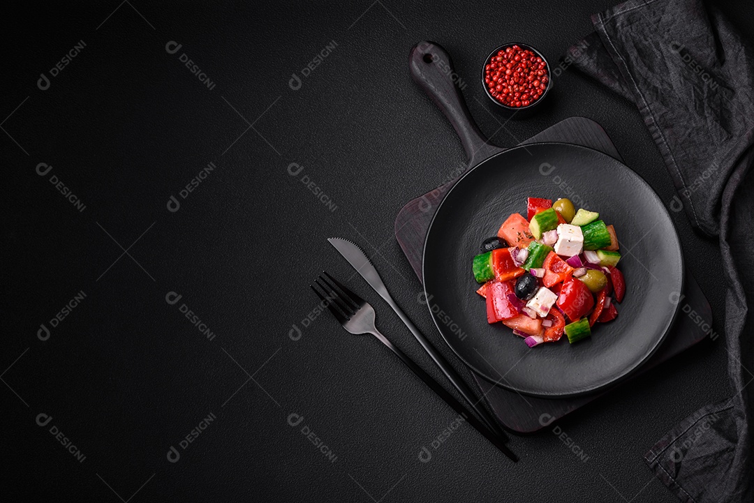 Prato de comida sobre uma mesa