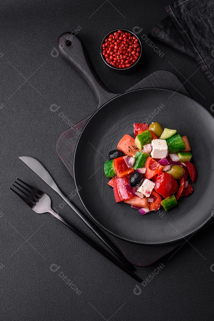 Prato de comida sobre uma mesa