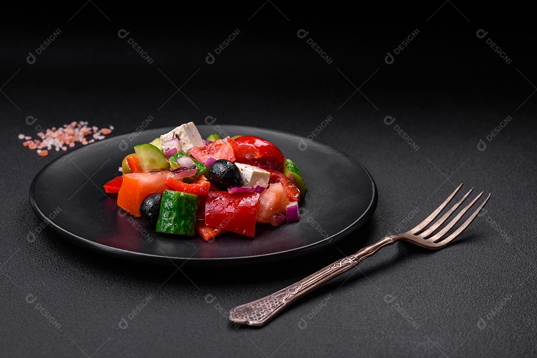 Prato de comida sobre uma mesa