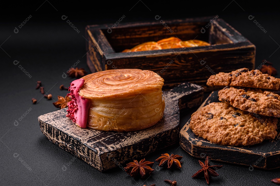 Croissant redondo de massa folhada com recheio de framboesa ou rolo de Nova Iorque sobre fundo escuro de concreto