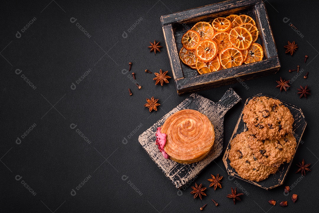Croissant redondo de massa folhada com recheio de framboesa ou rolo de Nova Iorque sobre fundo escuro de concreto