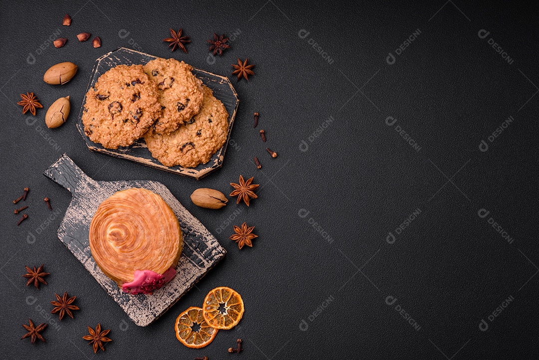 Croissant redondo de massa folhada com recheio de framboesa ou rolo de Nova Iorque sobre fundo escuro de concreto