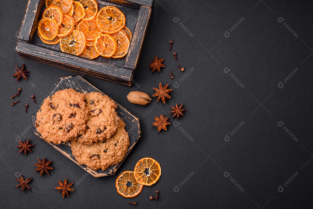 Deliciosos biscoitos de aveia assados ​​em um fundo escuro de concreto. Doces no café da manhã