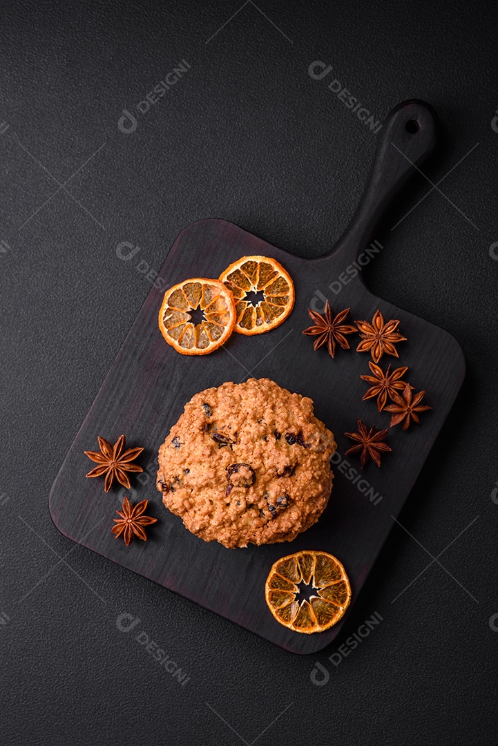 Deliciosos biscoitos de aveia assados ​​em um fundo escuro de concreto. Doces no café da manhã