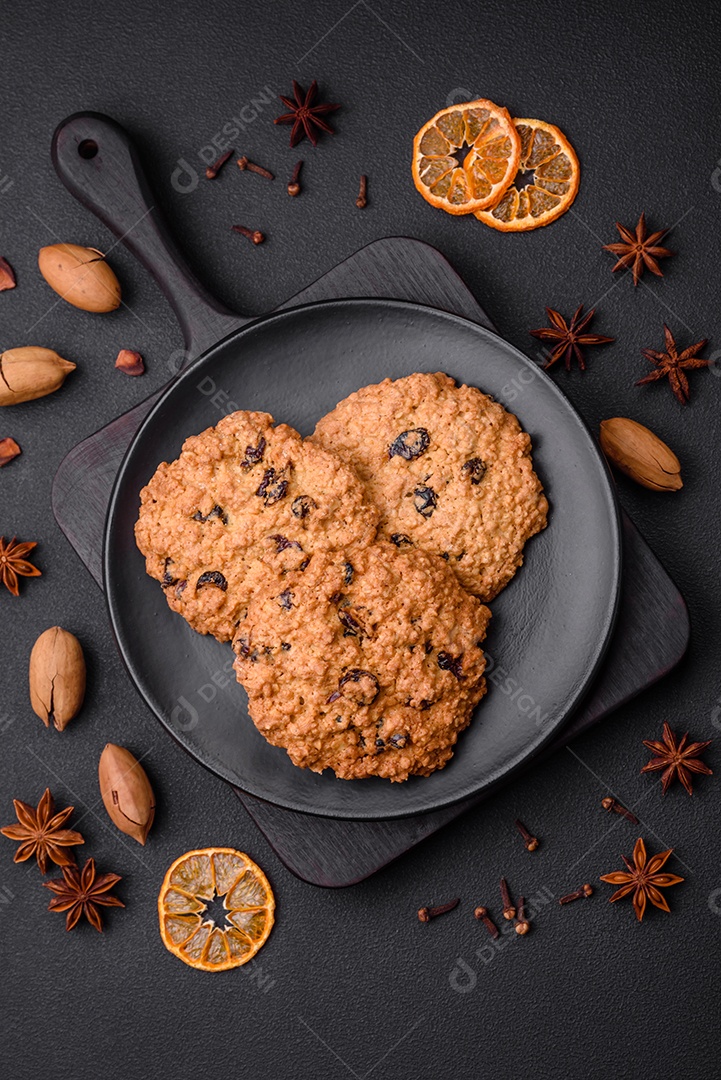 Deliciosos biscoitos de aveia assados ​​em um fundo escuro de concreto. Doces no café da manhã