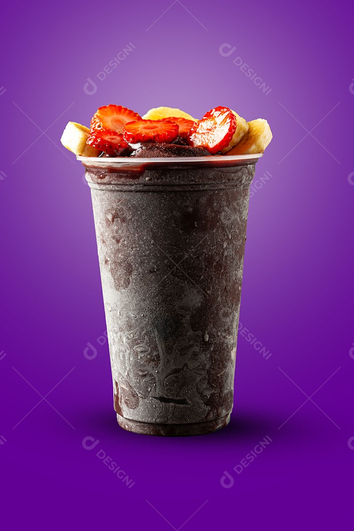 Açaí com frutas em um copo plástico.