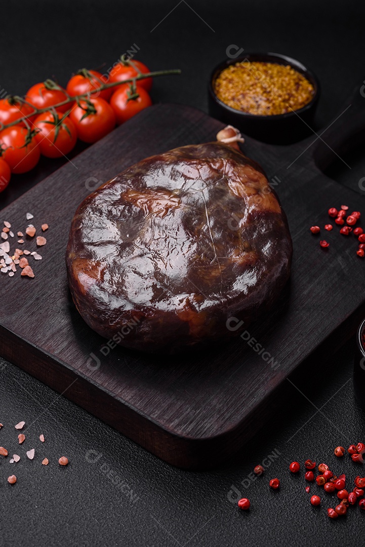 Delicioso basturma armênio defumado com especiarias e ervas cortadas em um fundo escuro de concreto