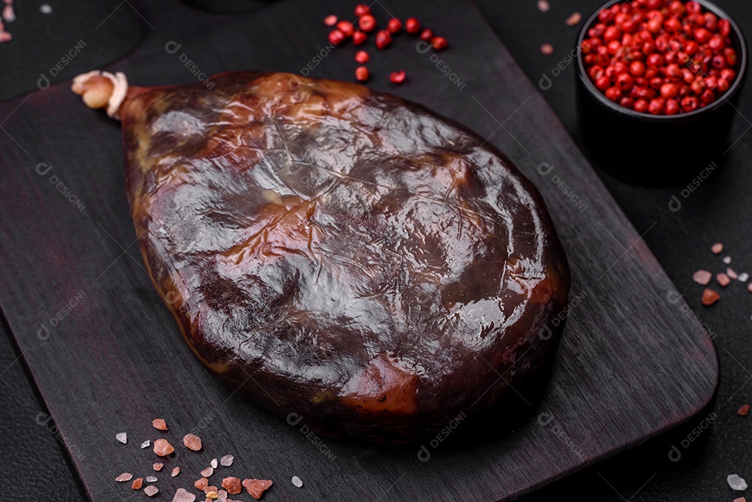 Delicioso basturma armênio defumado com especiarias e ervas cortadas em um fundo escuro de concreto