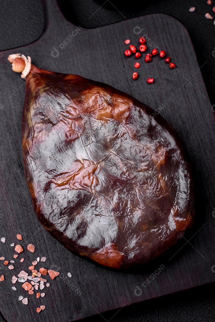 Delicioso basturma armênio defumado com especiarias e ervas cortadas em um fundo escuro de concreto