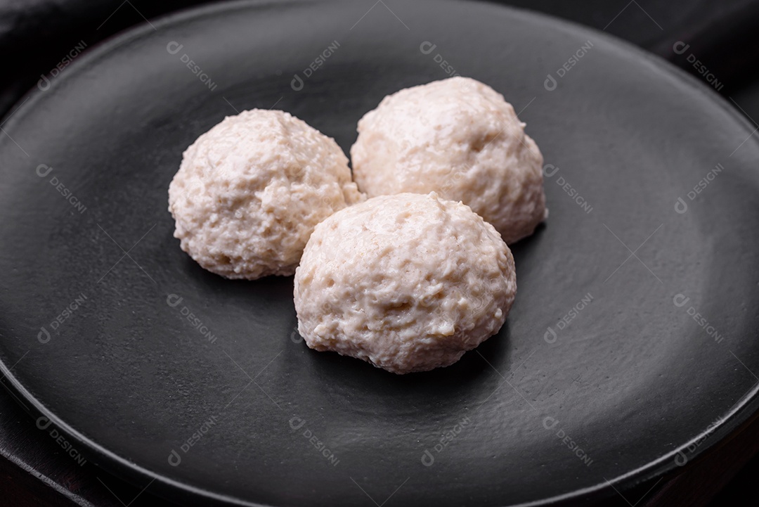 Deliciosas costeletas de frango cozidas no vapor ou almôndegas picadas. Prato de comida dietética