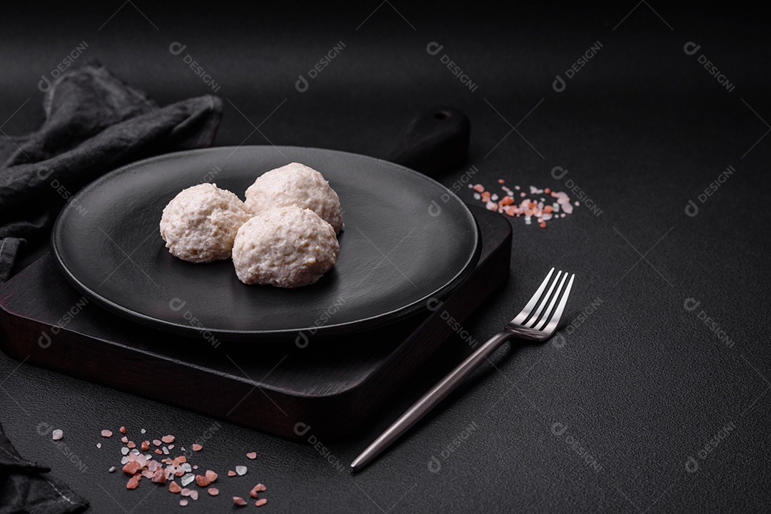 Deliciosas costeletas de frango cozidas no vapor ou almôndegas picadas. Prato de comida dietética