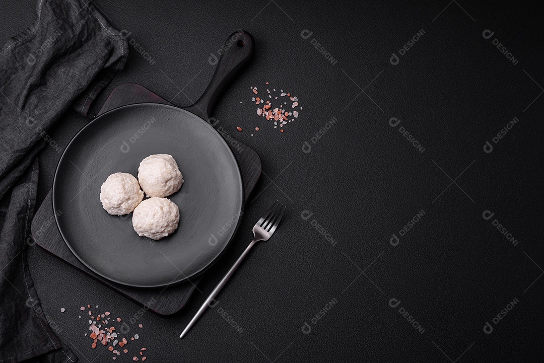 Deliciosas costeletas de frango cozidas no vapor ou almôndegas picadas. Prato de comida dietética