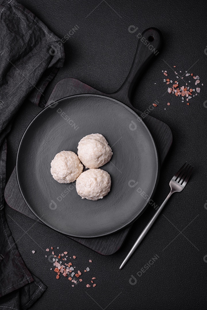 Deliciosas costeletas de frango cozidas no vapor ou almôndegas picadas. Prato de comida dietética