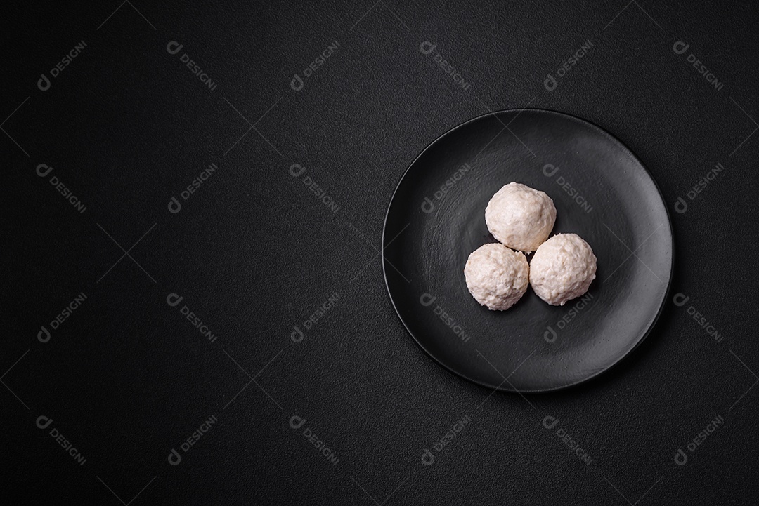 Deliciosas costeletas de frango cozidas no vapor ou almôndegas picadas. Prato de comida dietética