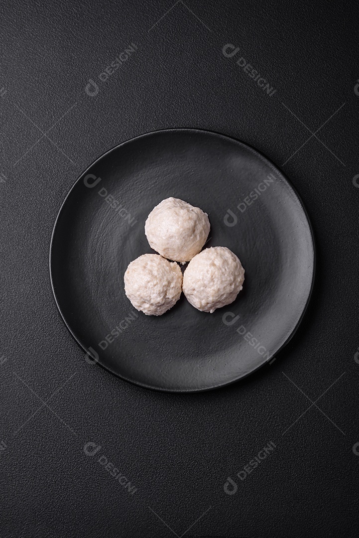 Deliciosas costeletas de frango cozidas no vapor ou almôndegas picadas. Prato de comida dietética