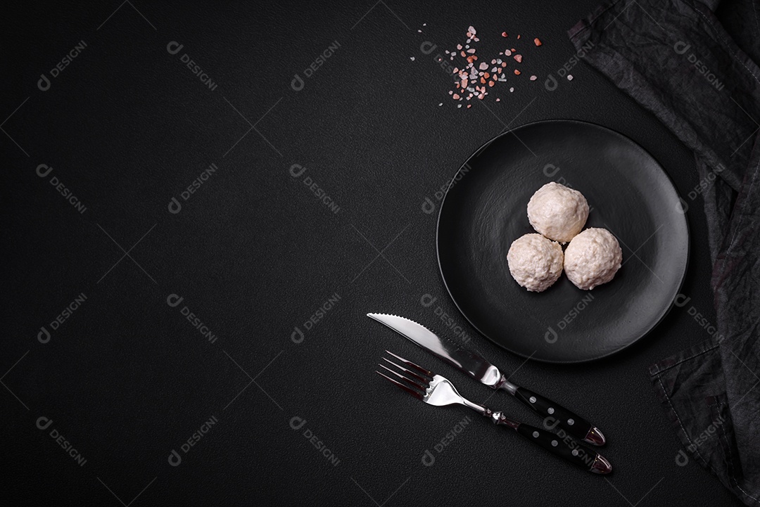 Deliciosas costeletas de frango cozidas no vapor ou almôndegas picadas. Prato de comida dietética