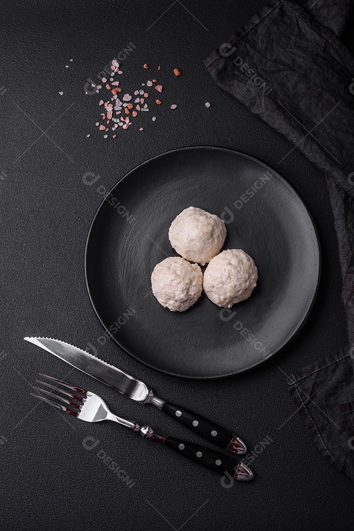 Deliciosas costeletas de frango cozidas no vapor ou almôndegas picadas. Prato de comida dietética