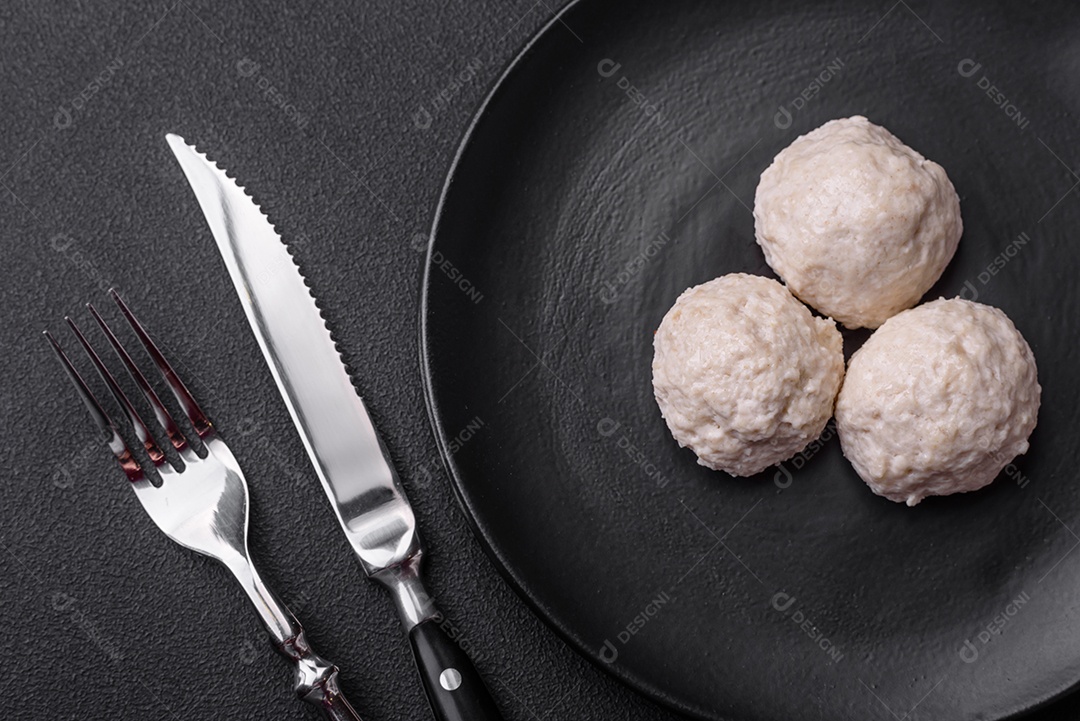 Deliciosas costeletas de frango cozidas no vapor ou almôndegas picadas. Prato de comida dietética