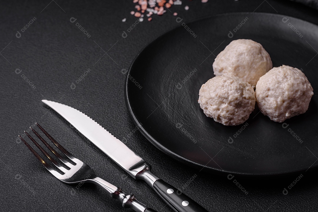 Deliciosas costeletas de frango cozidas no vapor ou almôndegas picadas. Prato de comida dietética