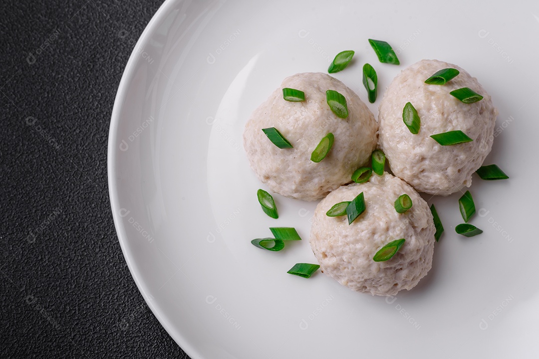 Deliciosas costeletas de frango cozidas no vapor ou almôndegas picadas. Prato de comida dietética