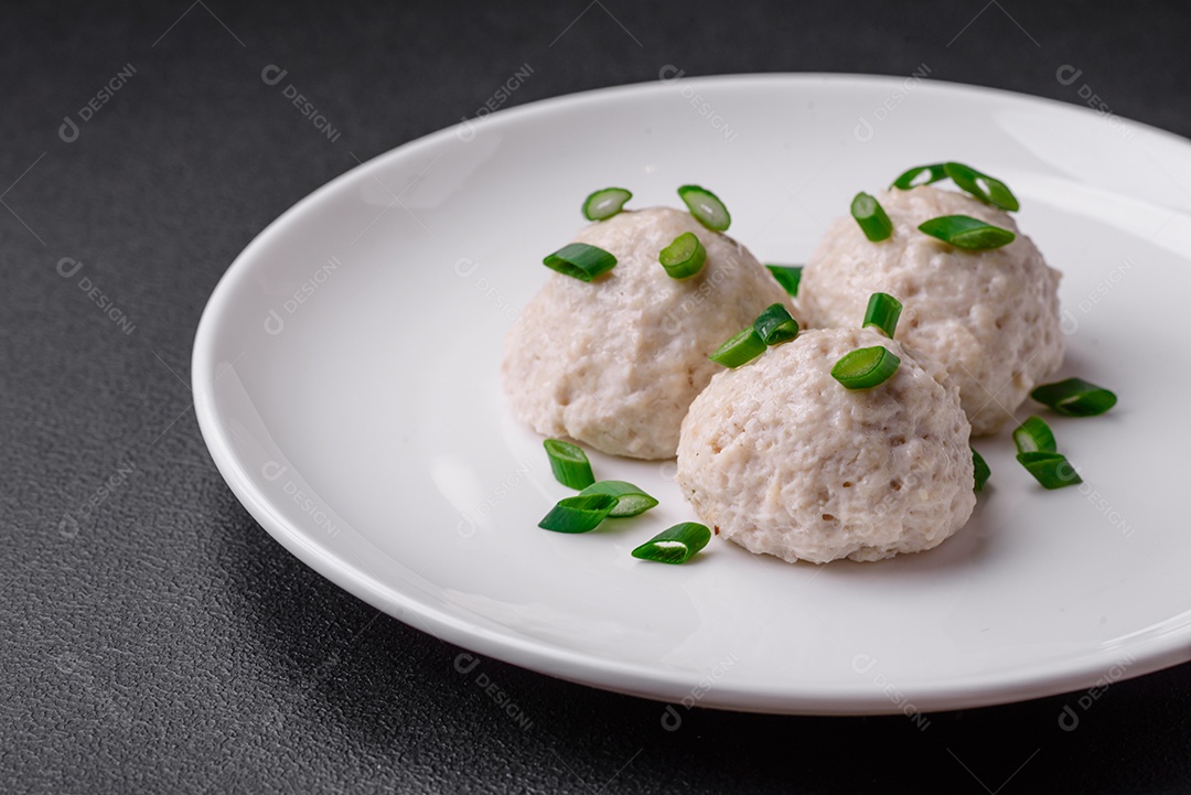 Deliciosas costeletas de frango cozidas no vapor ou almôndegas picadas. Prato de comida dietética