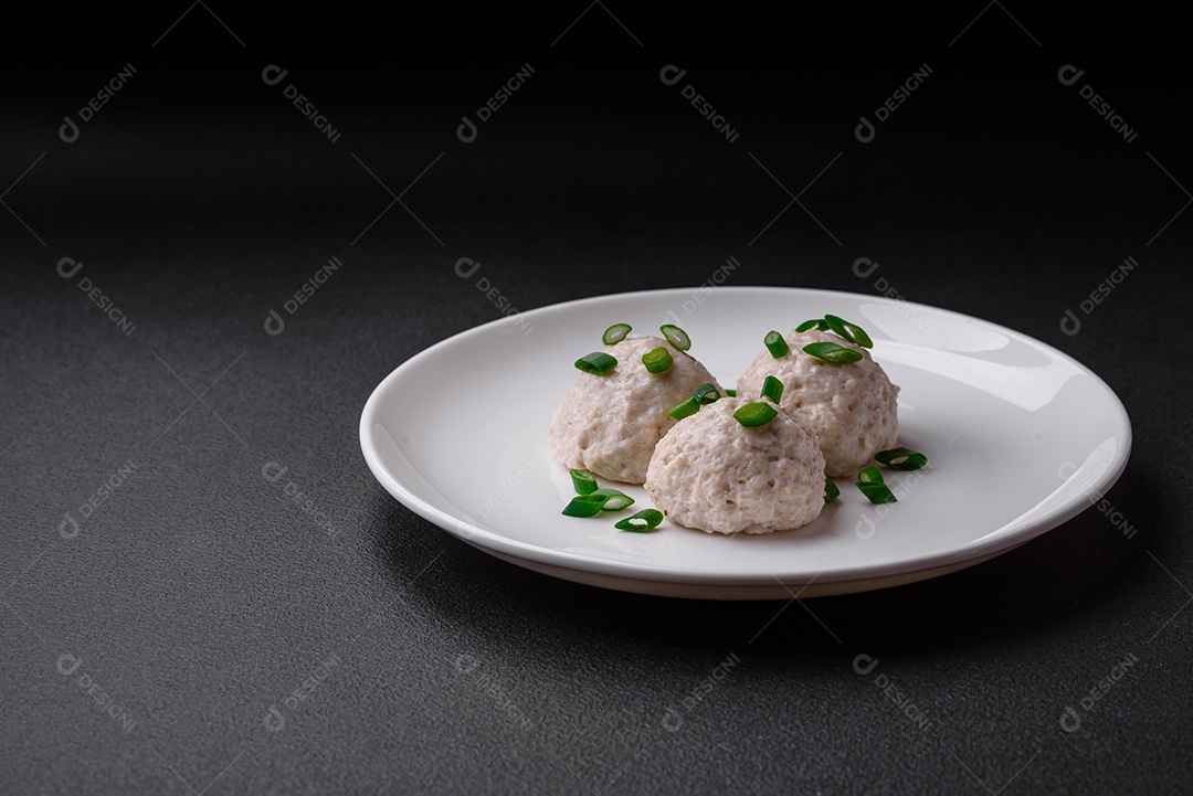 Deliciosas costeletas de frango cozidas no vapor ou almôndegas picadas. Prato de comida dietética