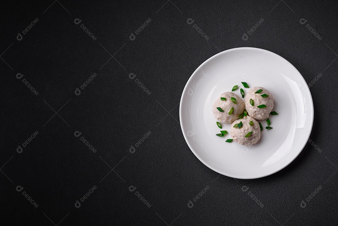 Deliciosas costeletas de frango cozidas no vapor ou almôndegas picadas. Prato de comida dietética