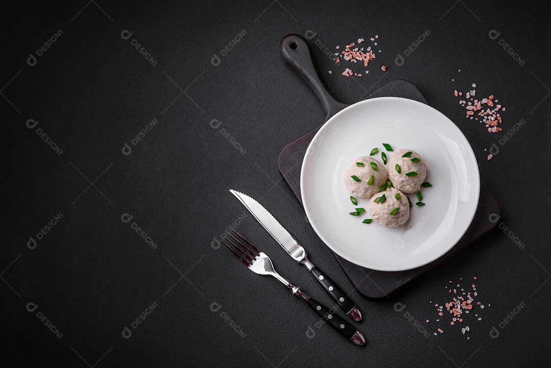 Deliciosas costeletas de frango cozidas no vapor ou almôndegas picadas. Prato de comida dietética