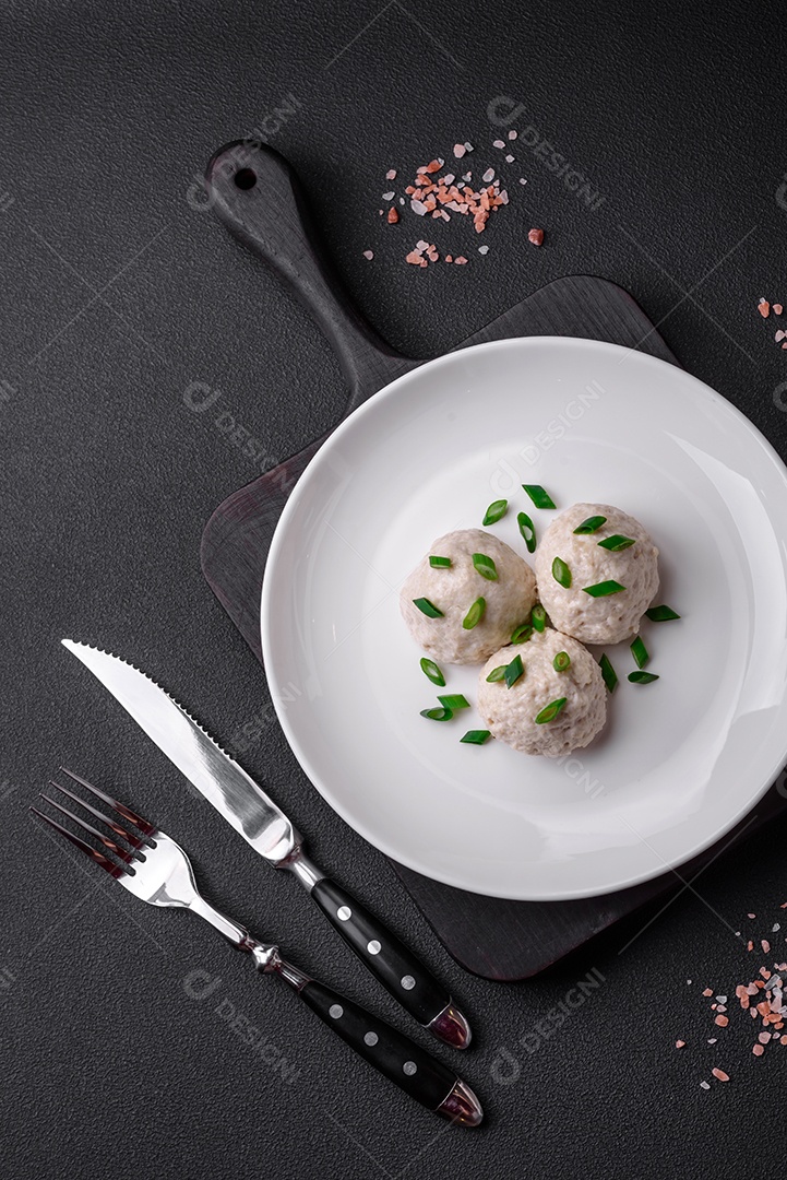 Deliciosas costeletas de frango cozidas no vapor ou almôndegas picadas. Prato de comida dietética