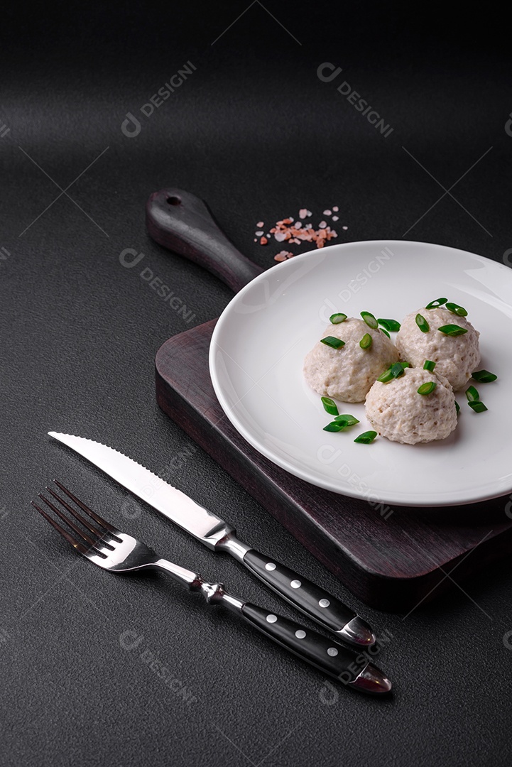 Deliciosas costeletas de frango cozidas no vapor ou almôndegas picadas. Prato de comida dietética