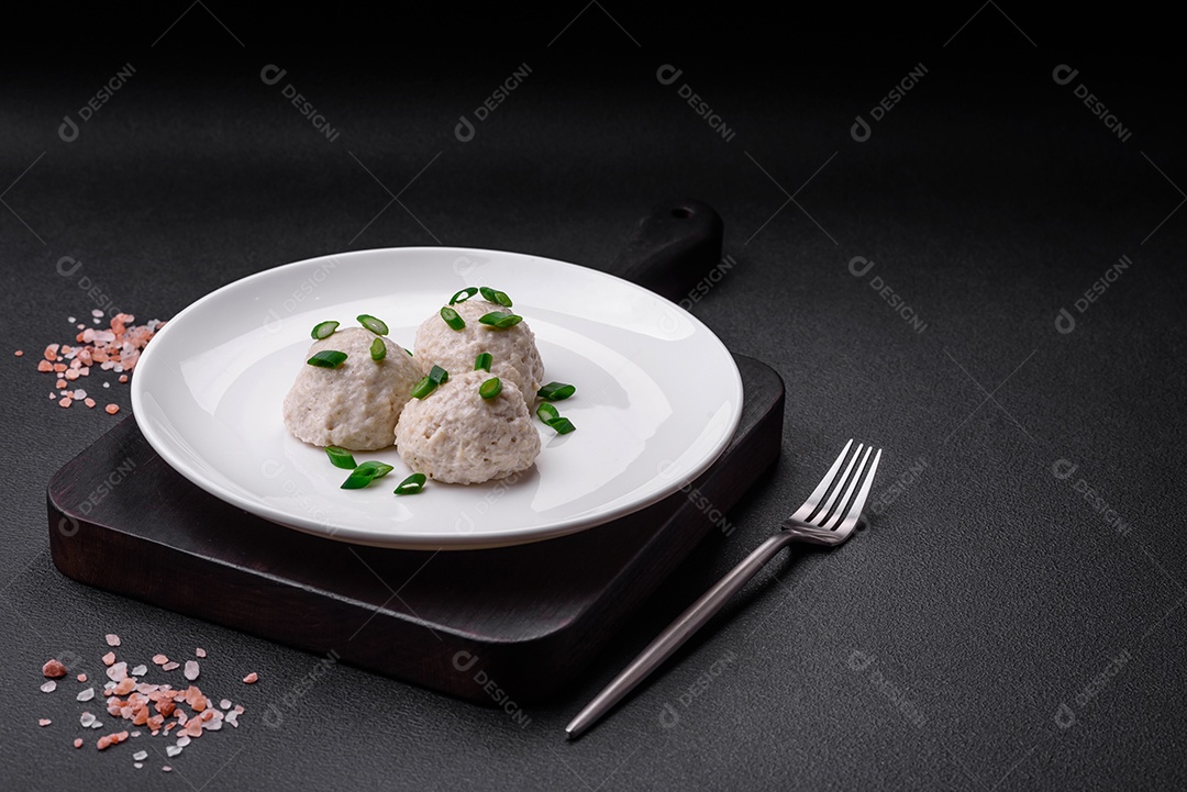 Deliciosas costeletas de frango cozidas no vapor ou almôndegas picadas. Prato de comida dietética