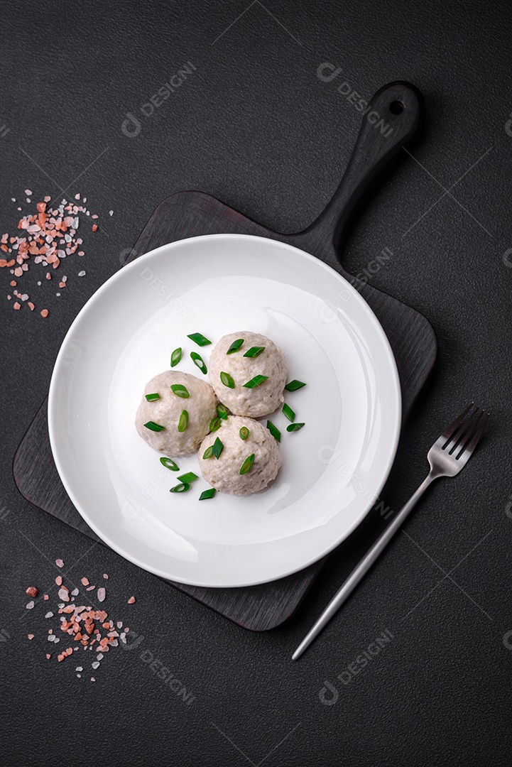 Deliciosas costeletas de frango cozidas no vapor ou almôndegas picadas. Prato de comida dietética